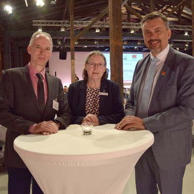 Herr Bodenthien, Bürgervorsteherin Maike Wilken und Bürgermeister Rainer Hinrichs beim Stadtempfang 2023